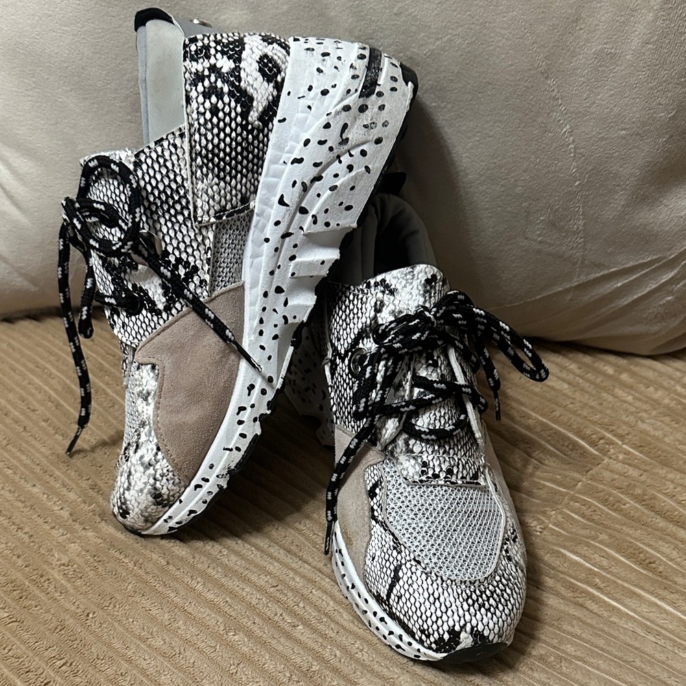 Yoki Black & White Snake-Print Platform Sneakers size 6